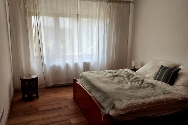 2つ目の寝室にはダブルベッドと広々としたワードローブが備わっています。すべてしっかりとした松の木の家具が備わっています。

夏は静かな雰囲気が寝室前のラベンダーベッドの香りに支えられています。

