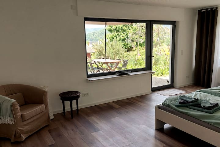 寝室1 ：ベッドから日の出を見ることができます。

ツインベッド（ダブルベッドとして組み立てられています）と快適なソファベッドを完備
各部屋には昆虫スクリーンの窓があります。