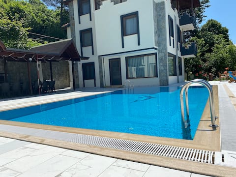 Megara1; Denize Yakın Havuzlu, Müstakil Villa