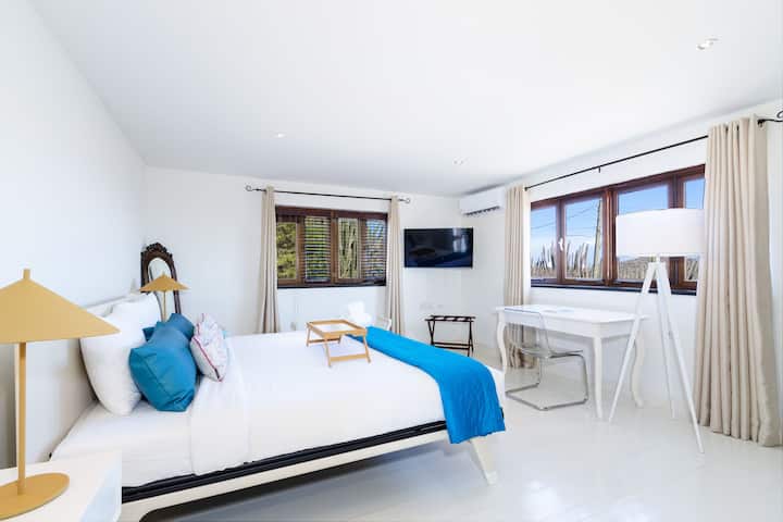 Chambre principale 1 (2e étage) : lit européen.
