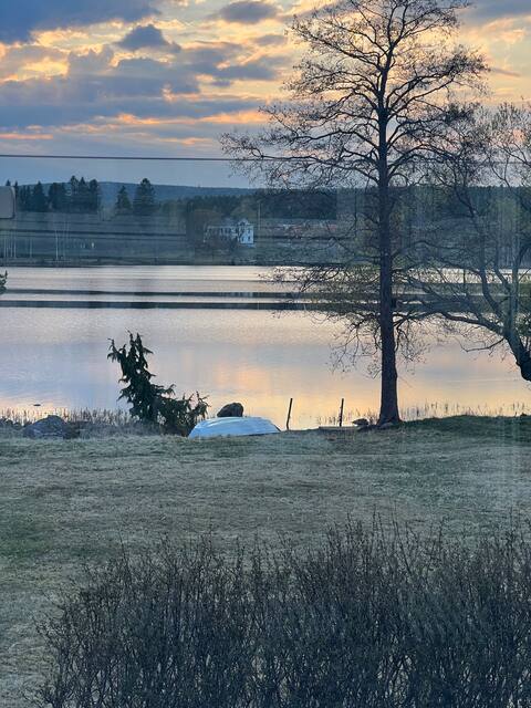 Accommodation by the lake & close to the city center!