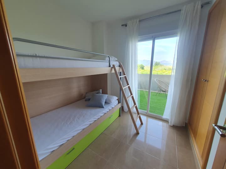 Მეორადი ოთახი 3 ‑ საწოლიანი ორსართულიანი საწოლით