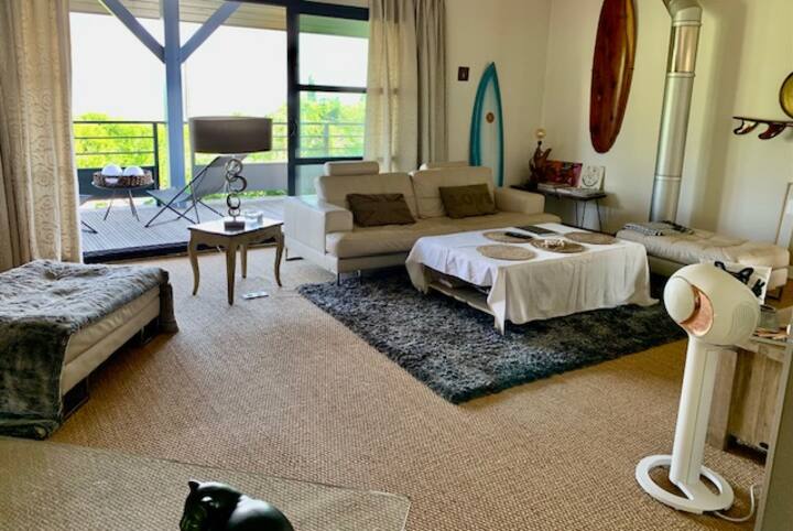 Sebule ya 80 m2 iliyo na sehemu ya ofisi inayoangalia mtaro wa mbao unaoangalia mabonde matatu ya eneo letu zuri