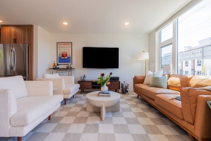 Brand New 3BR Retreat | Sauna | Private Rooftop gallery image 2