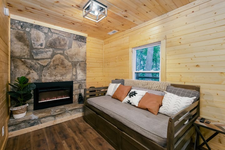 Posteľ Trundle sa zmestí pre 2 osoby, jedna na vrchu a jedna z nich je na spodnej strane.