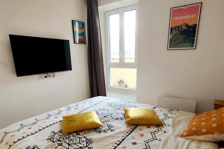 Спалня с легло 160 x 200. Matelas EMMA Hydride. TV 32 Pouces