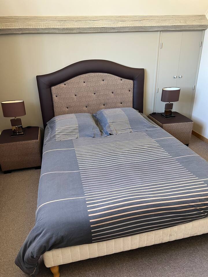 楼上第一间卧室