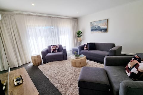 Top Airbnb: Kingscote Terraces: Ocean Views-King Bed-Wifi in Kangaroo Island Council