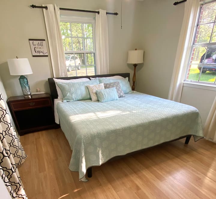 Დიდი ზომის საწოლი წინა საძინებელში 