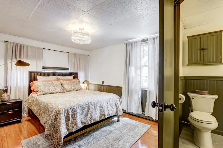 Glavni apartman pored kuhinje, na korak prema dolje za ulazak, s bračnim krevetom.