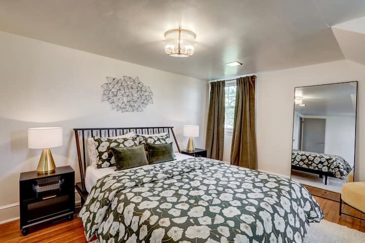 Moderna, prostrana spavaća soba na katu s zavjesama za zamračivanje sobe, ogledalom pune dužine, dovoljno prostora u ormaru, s modernom posteljinom marke Schoolhouse.