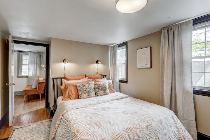 Udobna, udobna spavaća soba na katu s mnoštvom jastuka