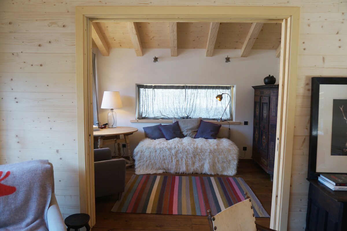 Შეისწავლეთ ბრტყელეკრანიანი ტელევიზორით. Შესაძლებელია მე-4 საძინებლად გადაქცევა დამხმარე საშხაპე ოთახით.