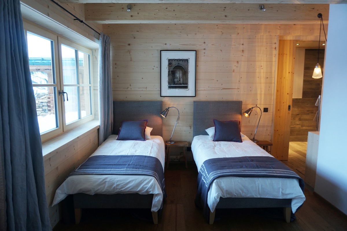 Საძინებელი 2. საწოლები შეიძლება გადაიქცეს ორადგილიან საწოლად