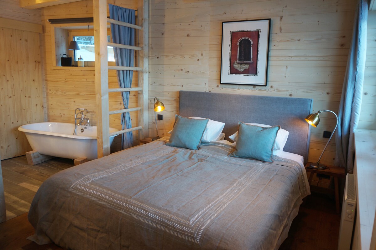 Საძინებელი 1 რულონური აბაზანითა და საშხაპის ოთახით