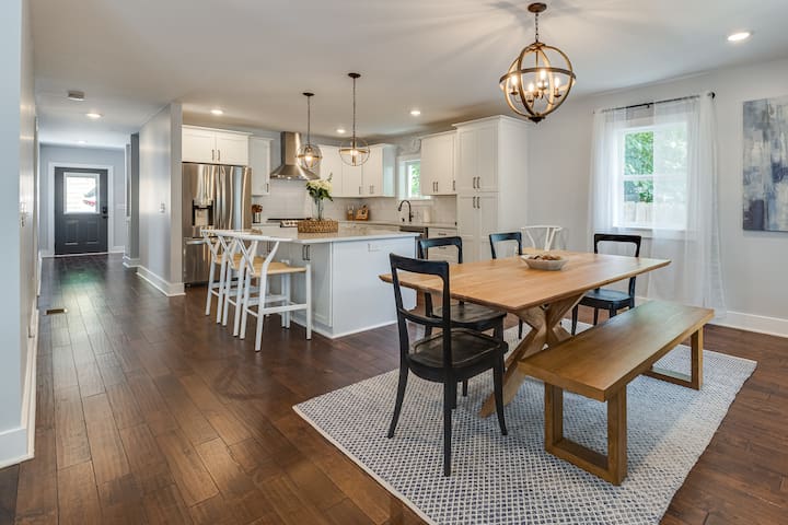 Private Home Rental-Sleeps 12-Cashville Charm