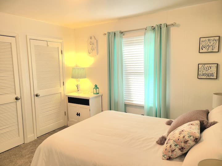 Begane grond 1e slaapkamer -
Queensize bed