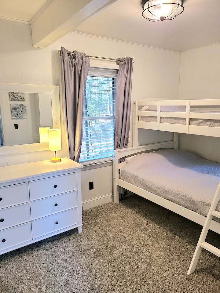 Begane grond 2e slaapkamer -
Tweepersoonsbed/volledig stapelbed