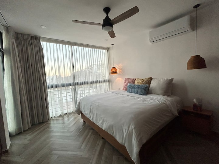 ห้องพักขนาดใหญ่พร้อมฟูกขนาดคิงไซส์