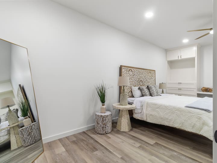 Gundua starehe na mtindo katika chumba chetu kikuu cha kulala kwenye ghorofa kuu.