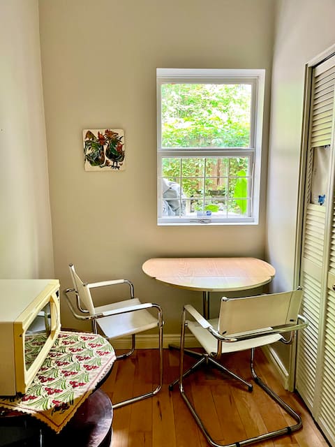 Top performing Airbnb: Private suite in carriage house in Rideau Vanier