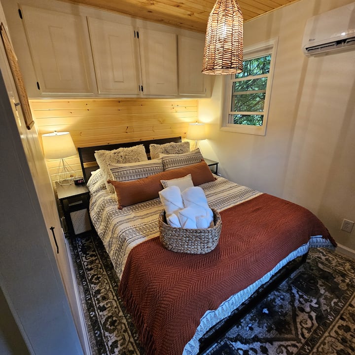 Cottage bedroom. Queen bed.