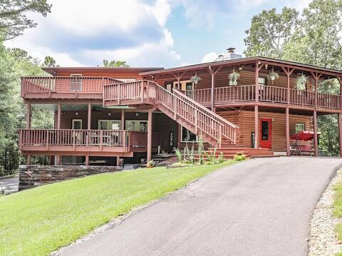 "Enchanting Haven Retreat on 5 Acres"