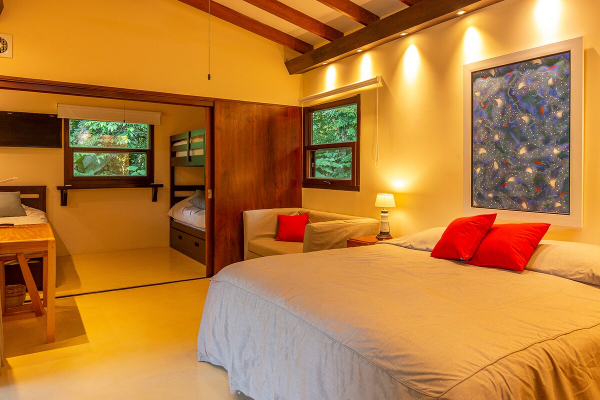 La Casa del Jardín, perfecta para familias. Con una habitación amplia con cama king, individual y camarote, baño privado, aire acondicionado y facilidades para preparar café. Terraza con mesa de juegos para niños y tumbonas para padres. 