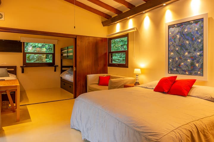 La Casa del Jardín, perfecta para familias. Con una habitación amplia con cama king, individual y camarote, baño privado, aire acondicionado y facilidades para preparar café. Terraza con mesa de juegos para niños y tumbonas para padres. 