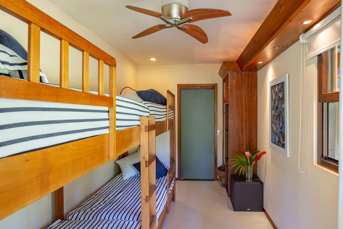 Habitación #3 Con dos camarotes, ideal para hasta cuatro personas (recomendamos niños), esta habitación en la casa principal ofrece comodidades como aire acondicionado y baño privado.