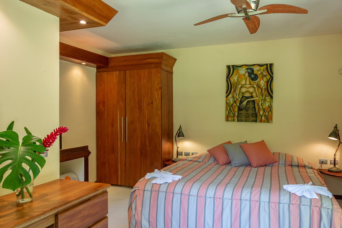 Nuestra encantadora habitación secundaria con vistas al jardín. Disfruta de la tranquilidad mientras te relajas en una cómoda cama con colchones de calidad y ropa de cama suave. Mantente fresco con aire acondicionado y disfruta de un baño