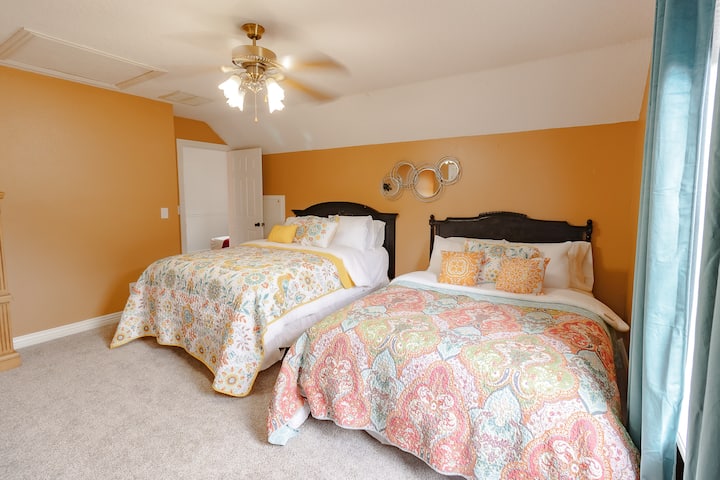 Svidjet će vam se ova udobna spavaća soba koja se nalazi na drugom katu s dva bračna kreveta i bračnim krevetom savršenim za djecu.  Dva su prostora prilagođena djeci kako bi imala dodatni prostor za igru.