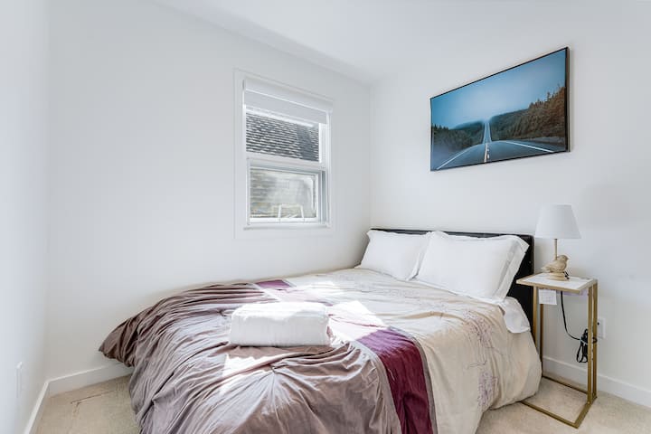 חדר שינה עם מיטה זוגית