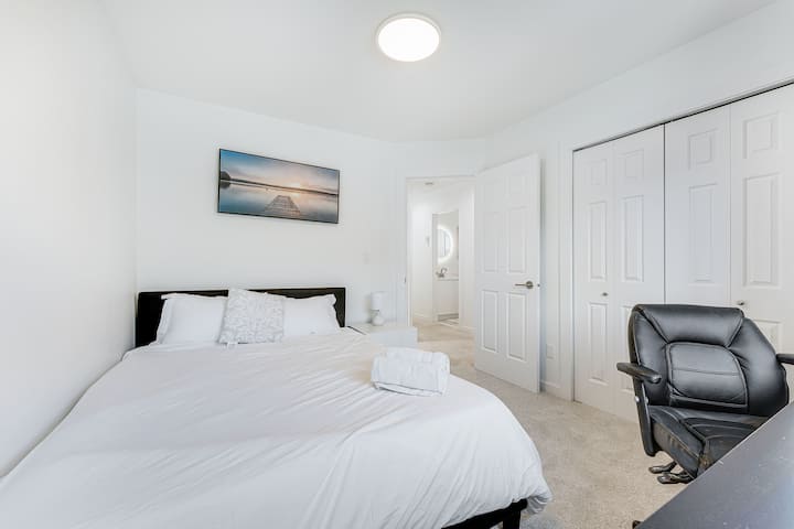 חדר שינה עם שולחן עבודה