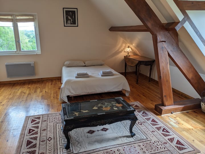 חדר שינה כפול כפול עם מיטת יחיד נוספת