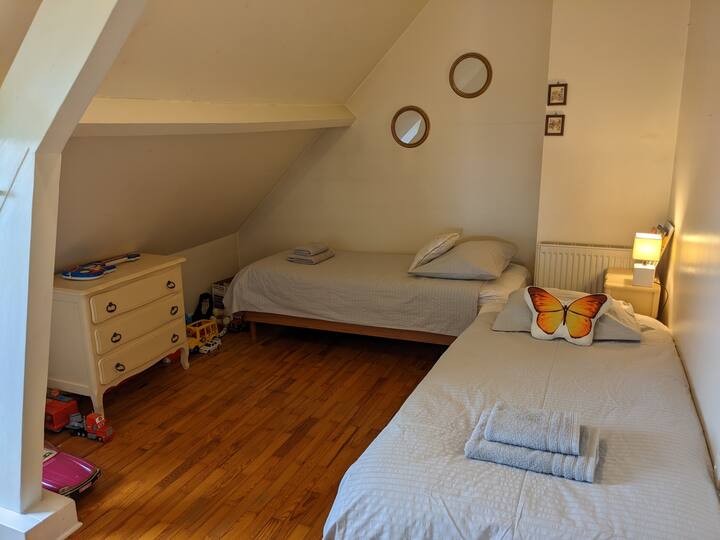 חדר שינה עם 2 מיטות יחיד