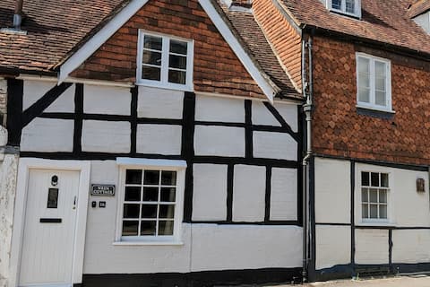 Top performing Airbnb: Cosy character cottage in central Marlborough in Wiltshire