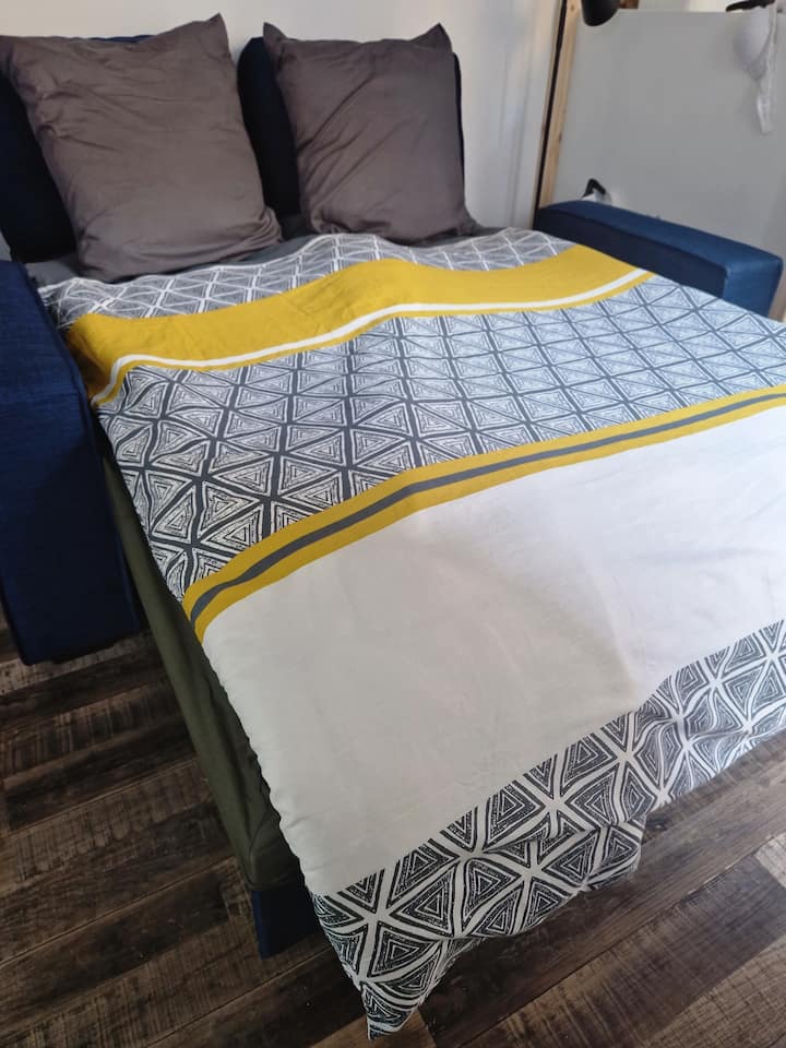 Sofá cama en la sala de estar