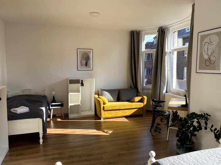 1号卧室配有3张单人床和沙发床