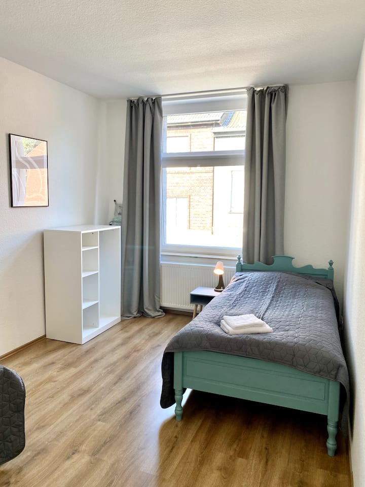 2号卧室配有2张单人床 