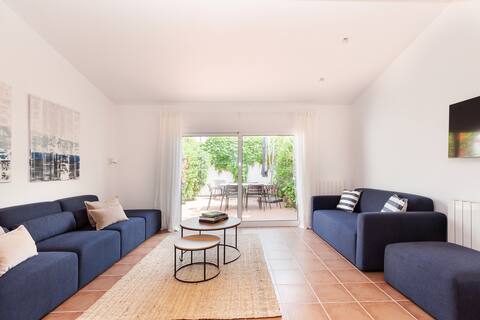 The Vilassar Beach Home, 7 pax house w terrace