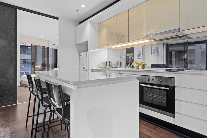 20-Stunning 2B2B Apt in CBD with Pool/Gym Access gallery image 4