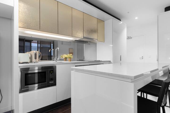 20-Stunning 2B2B Apt in CBD with Pool/Gym Access gallery image 3