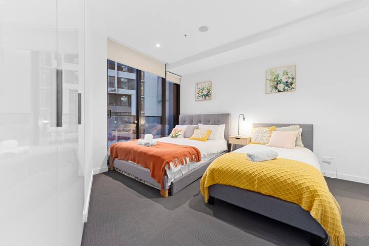 20-Stunning 2B2B Apt in CBD with Pool/Gym Access gallery image 5