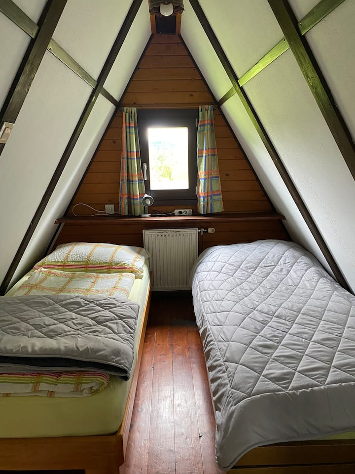 Spálňa s výhľadom do záhrady 