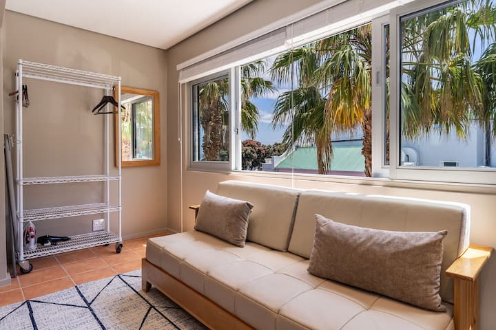 Дневниот простор има простор за закачалки и двојно застаклени прозорци за да се откаже раздвижениот Кампс Беј.