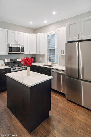 Designer 3 Bedroom, 2 Bathroom, Amazing Location! gallery image 4