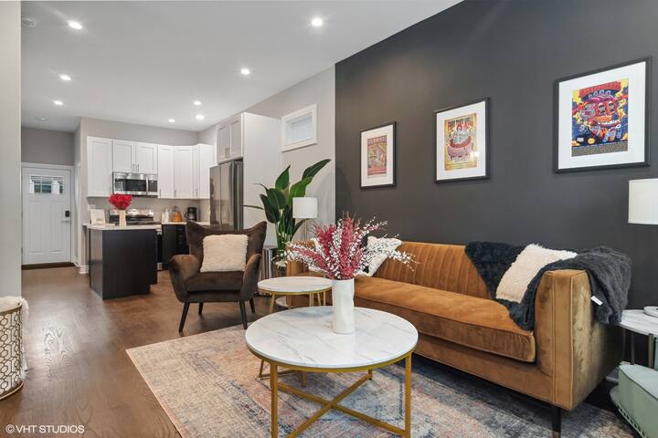 Designer 3 Bedroom, 2 Bathroom, Amazing Location! gallery image 2