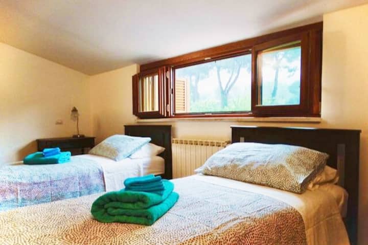 Slaapkamer boven, tweede verdieping, 4 eenpersoonsbedden.