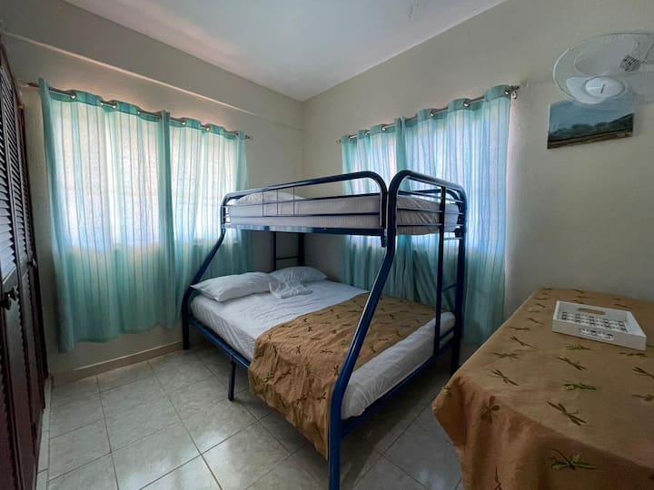 Habitación con camarote y ventilador en la casa.